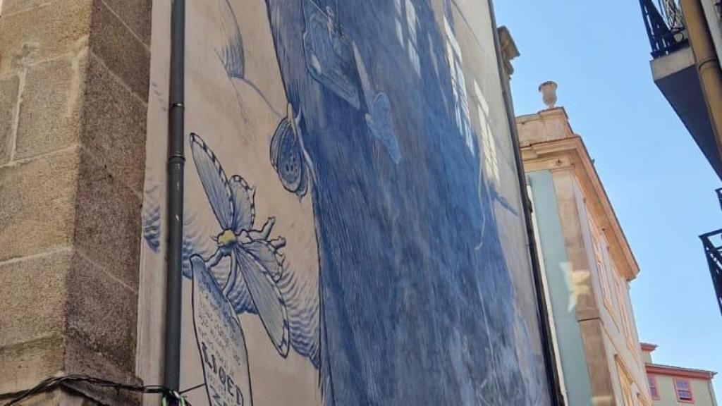 Perspéntico es el nombre que el artista español Liqen dio a este mural pintado en 2017. Un juego que combina el color azul de los azulejos y la cantidad de mininos que hay en los alrededores