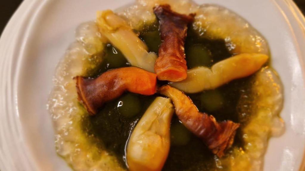 El restaurante abre de lunes a sábado y ofrece dos sesiones. La vinoteca abre diariamente