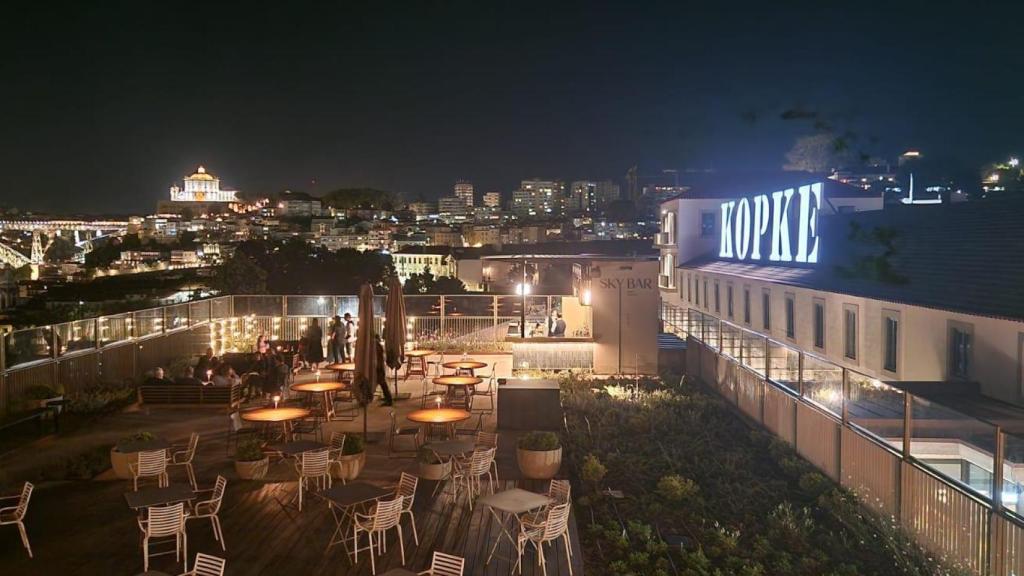 Algo imposible, es el título de este lienzo de 1996