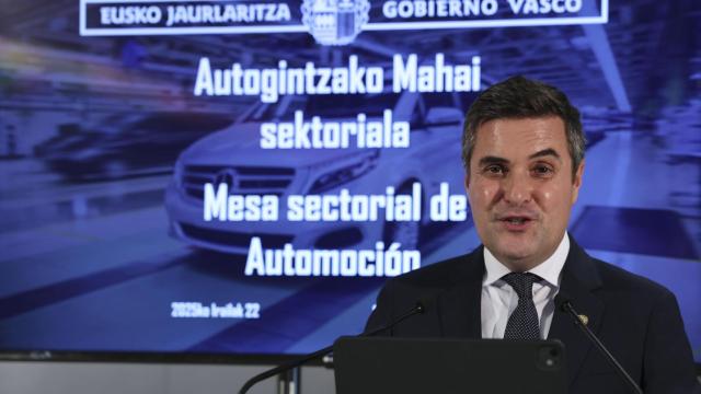 El consejero Mikel Jauregi antes del inicio de la reunión de la mesa de la automoción para evaluar el impacto de los aranceles / EFE / Luis Tejido