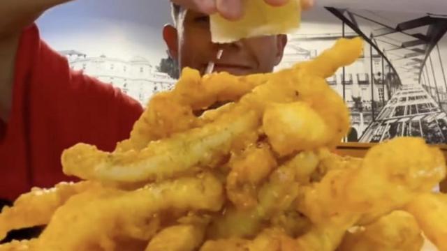 Un turista gallego prueba las mejores rabas de Bilbao.