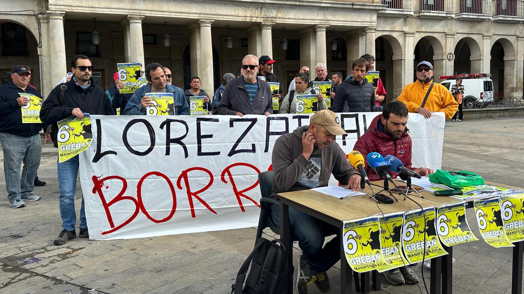 El personal subcontratado por el Ayuntamiento de Vitoria para el mantenimiento de parques y jardines y del anillo verde de la ciudad anuncian una manifestación este viernes 26 de septiembre al cumplirse seis meses desde el inicio