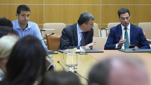 El lehendakari, Imanol Pradales, junto al presidente del PNV, Aitor Esteban, y el portavoz del grupo en el Parlamento vasco, Joseba Díez Antxustegi