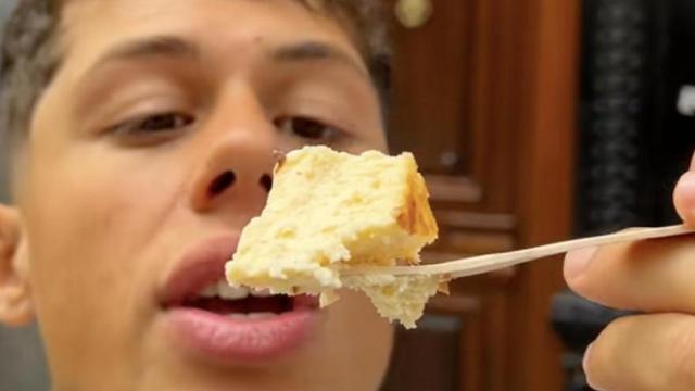 El joven tiktoker prueba la tarta de queso más viral de Bilbao.