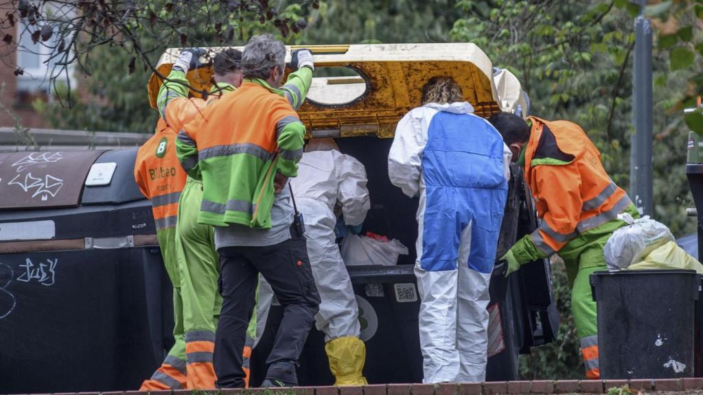 La Ertzaintza inspecciona unos contenedores cercanos al lugar del crimen.