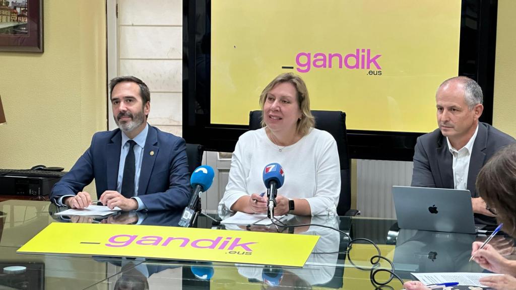 El consejero de Turismo y Comercio, Javier Hurtado, en la presentación del proyecto Gandik.