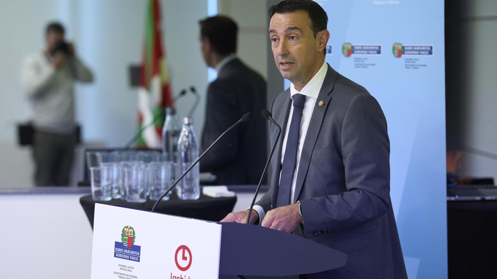 El vicelehendari segundo y Consejero de Economía, Trabajo y Empleo, Mikel Torres durante su intervención en la presentación de los planes de empleo y desarrollo local