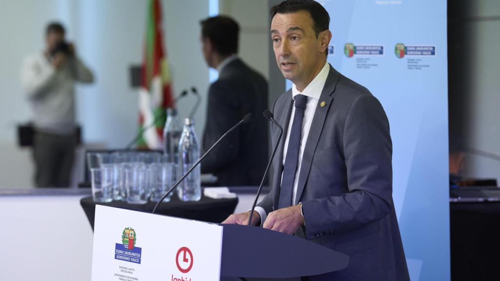 El vicelehendari segundo y Consejero de Economía, Trabajo y Empleo, Mikel Torres durante su intervención en la presentación de los planes de empleo y desarrollo local