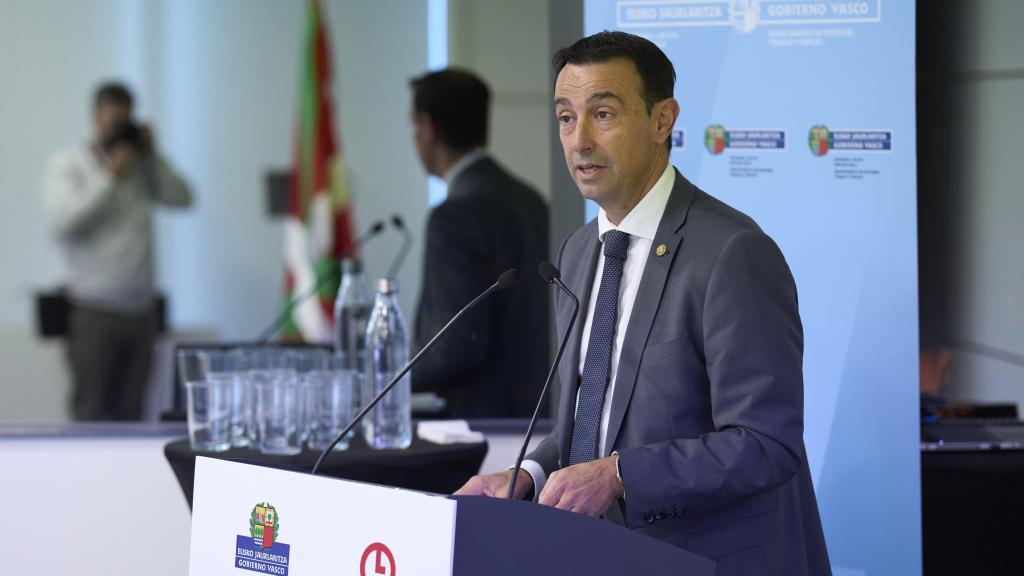 El vicelehendari segundo y Consejero de Economía, Trabajo y Empleo, Mikel Torres durante su intervención en la presentación de los planes de empleo y desarrollo local