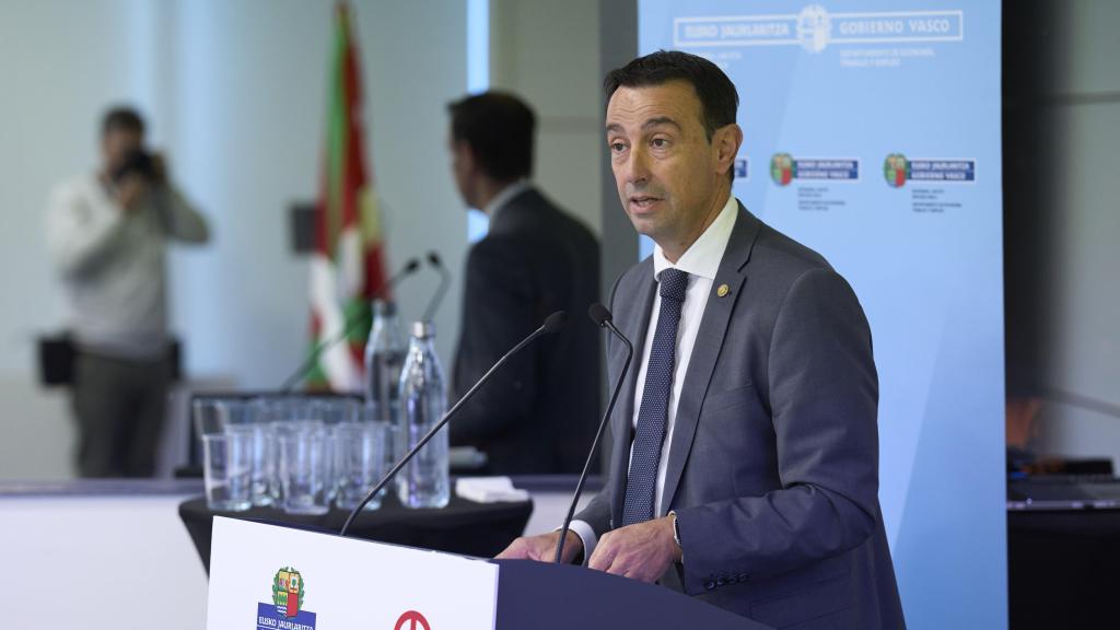 El vicelehendari segundo y Consejero de Economía, Trabajo y Empleo, Mikel Torres durante su intervención en la presentación de los planes de empleo y desarrollo local