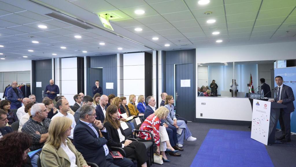 El vicelehendari segundo y Consejero de Economía, Trabajo y Empleo, Mikel Torres durante su intervención en la presentación de los planes de empleo y desarrollo local