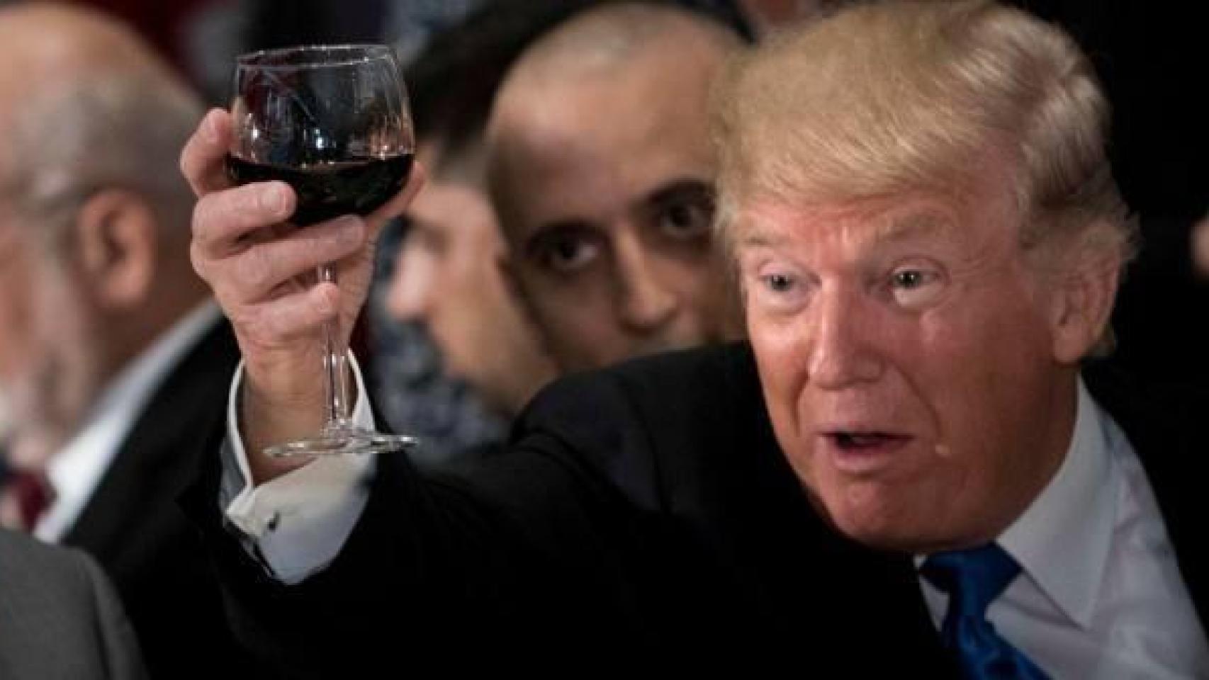 Donald Trump se bebe una copa de vino