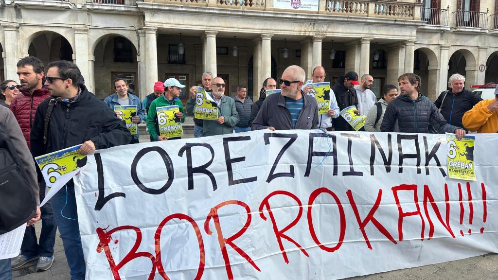 El personal subcontratado por el Ayuntamiento de Vitoria para el mantenimiento de parques y jardines y del anillo verde de la ciudad anuncian una manifestación este viernes 26 de septiembre al cumplirse seis meses desde el inicio