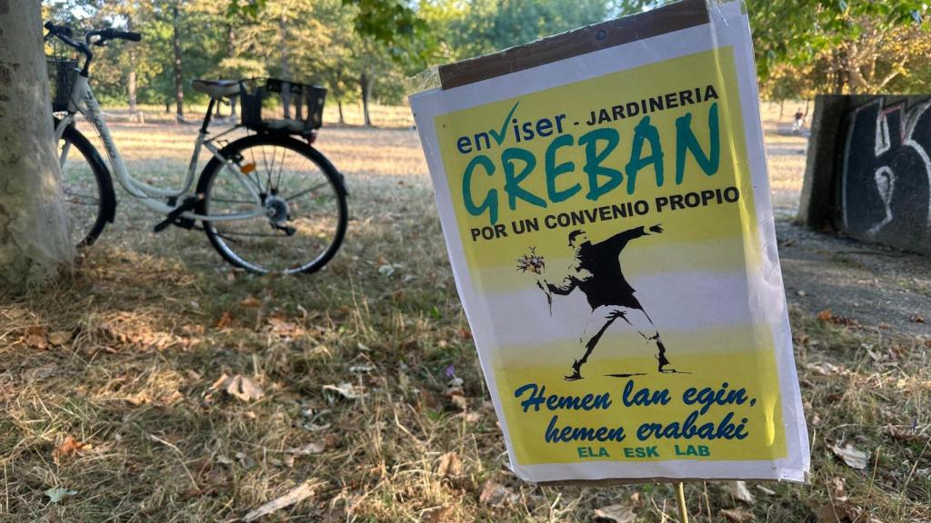 Cartel de Enviser en las campas de Olárizu para reclamar un convenio propio