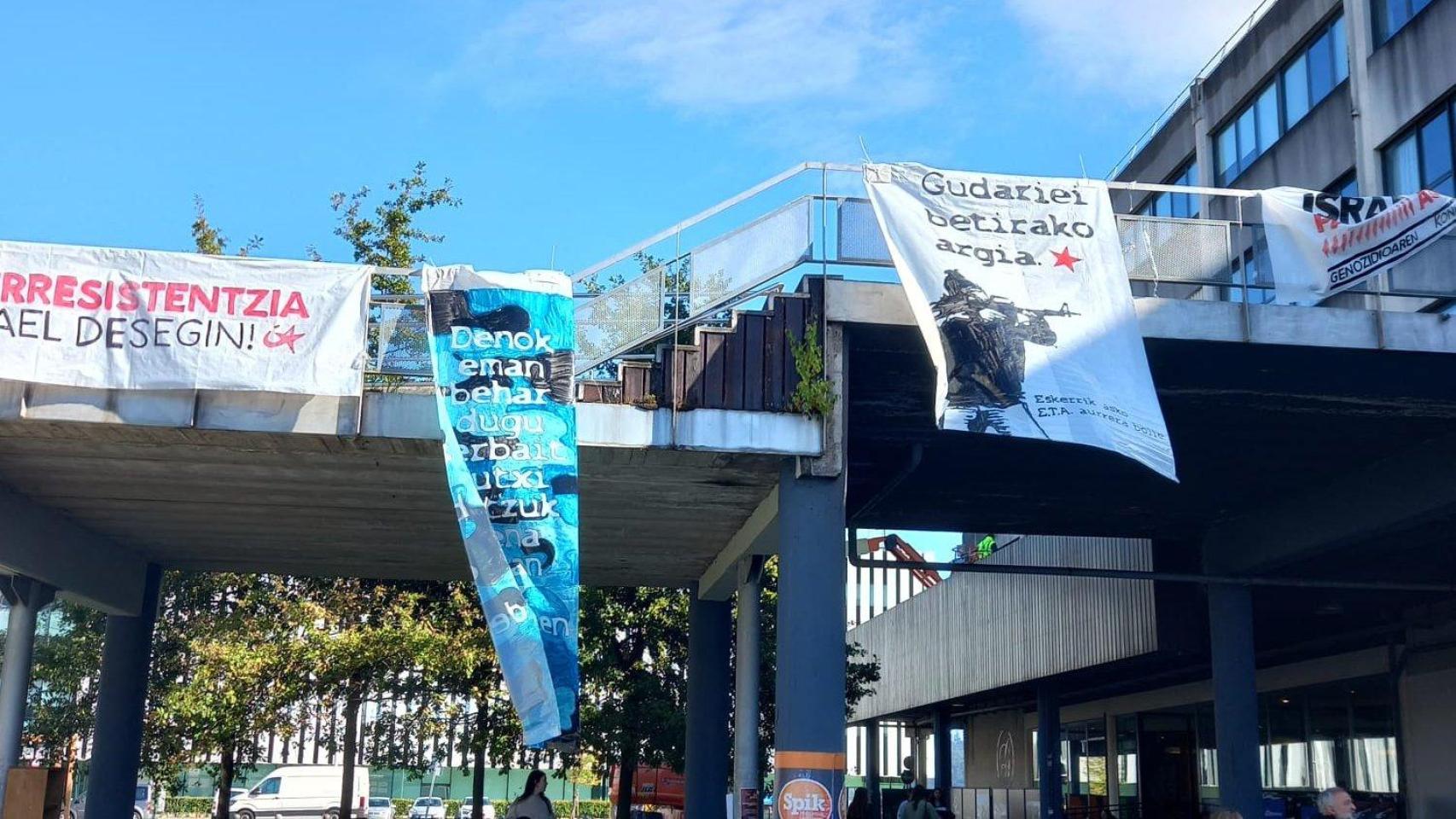Aparecen carteles que dan las gracias a ETA en el campus de la UPV