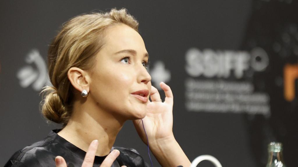 La actriz Jennifer Lawrence atiende a los medios de comunicación este viernes en el 73.º Festival de San Sebastián