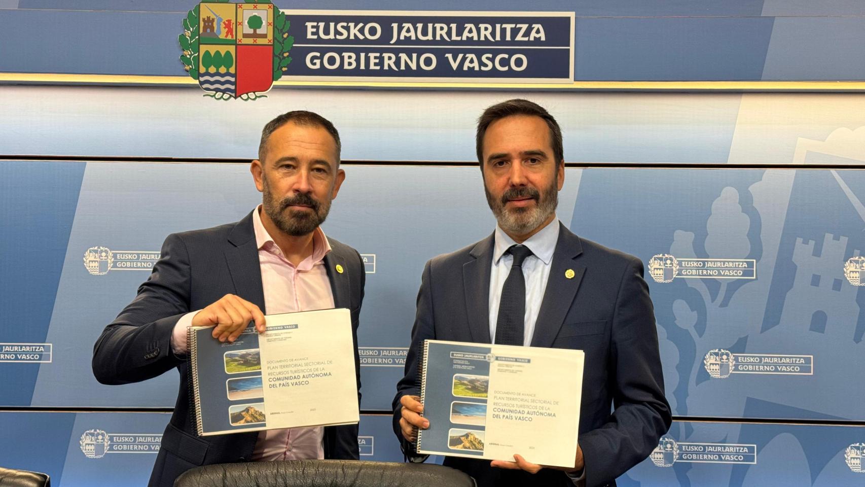 Los consejeros Denis Itxaso y Javier Hurtado.