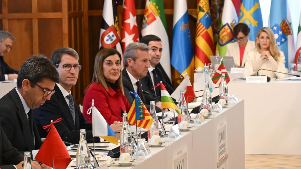 Gonzalo Capellán y María José Sáenz de Buruaga, que presiden La Rioja y Cantabria, sentados entre Mazón y Rueda en la última Conferencia de Presidentes, con Pradales al fondo / Nacho Cubero Europa Press