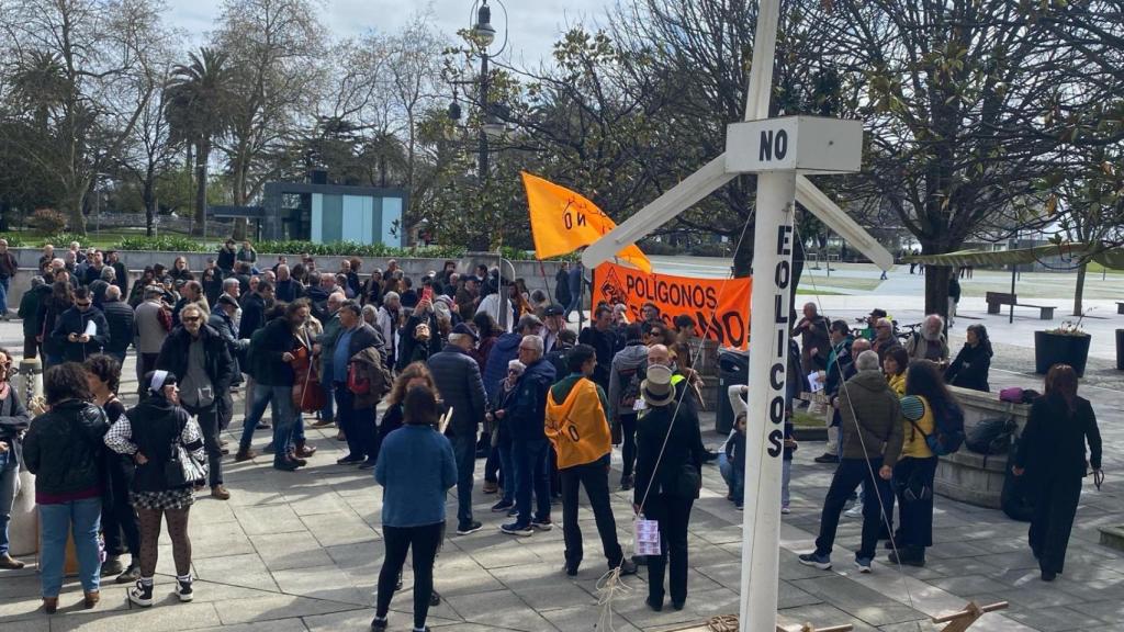 Una protesta contra los parques eólicos en Santander / E Press