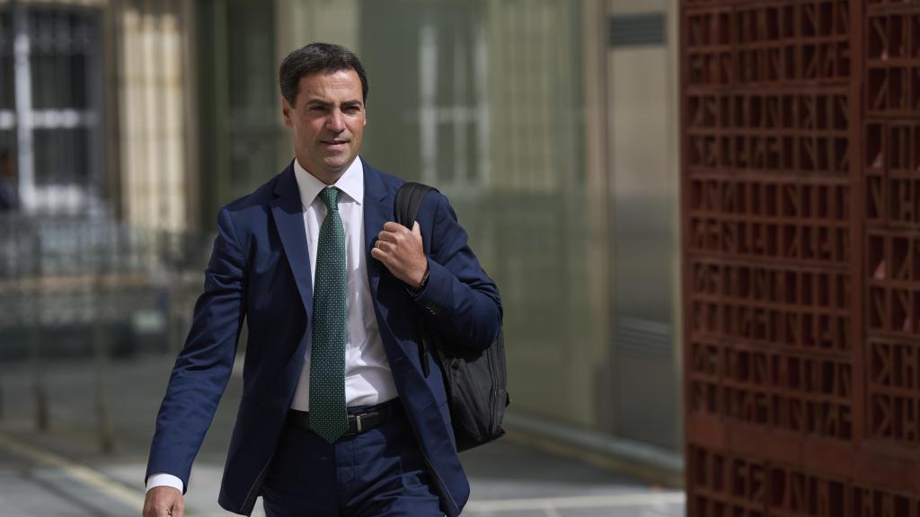 El lehendakari, Imanol Pradales, a su llegada al Parlamento vasco