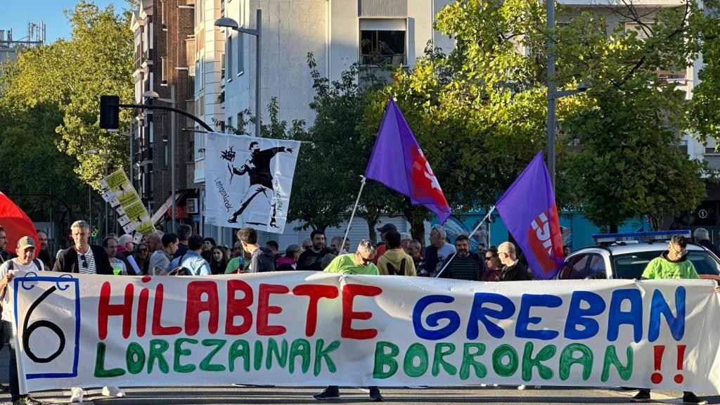 Comienzo de la manifestación de los jardineros de Vitoria al cumplirse seis meses de huelga este 26 de septiembre de 2025