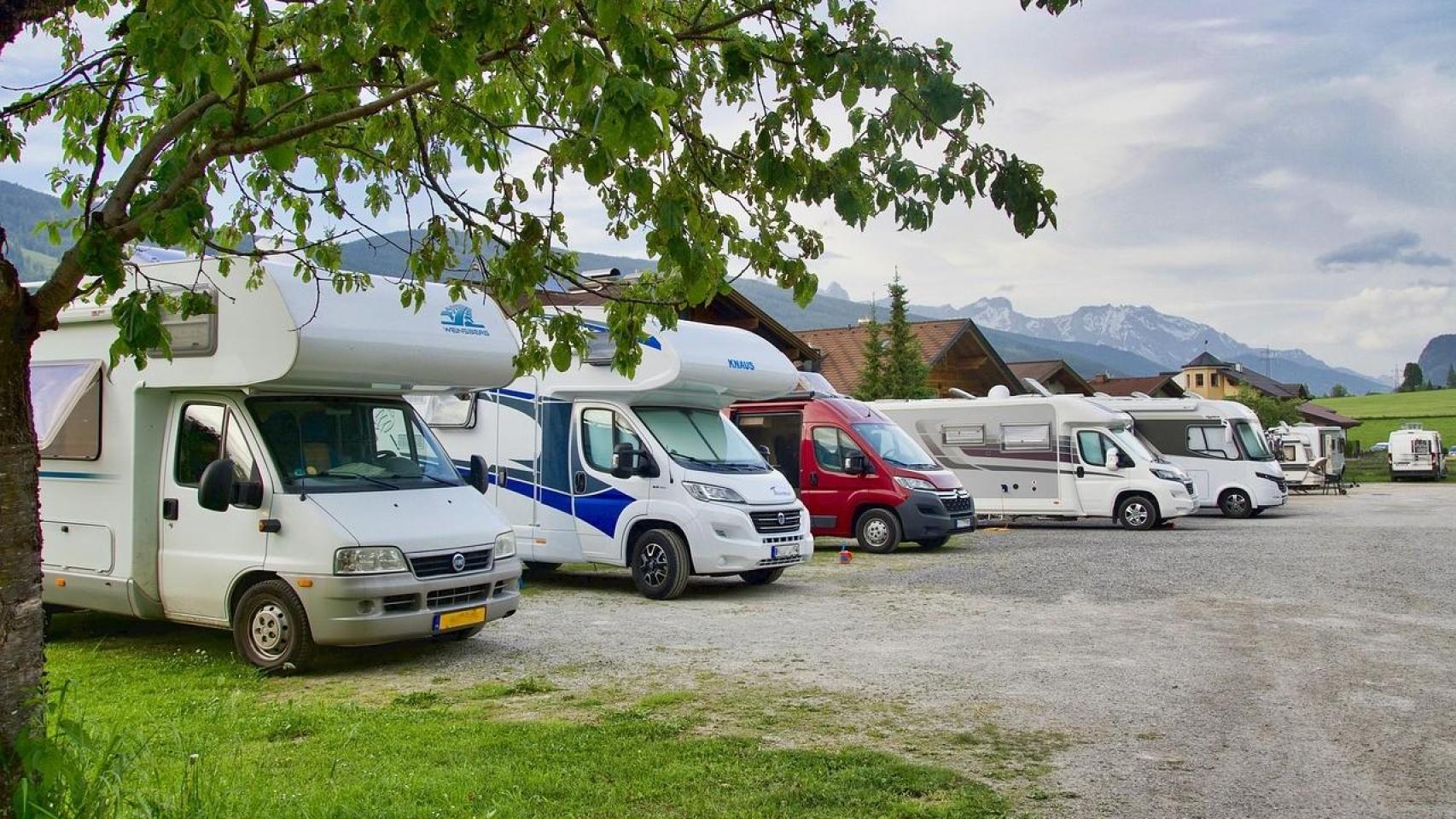 Imagen de autocaravanas aparcadas