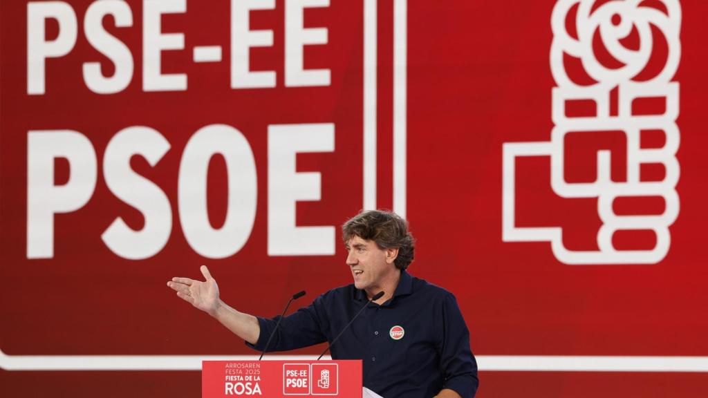 El secretario general del PSE, Eneko Andueza, interviene en la Fiesta de la Rosa