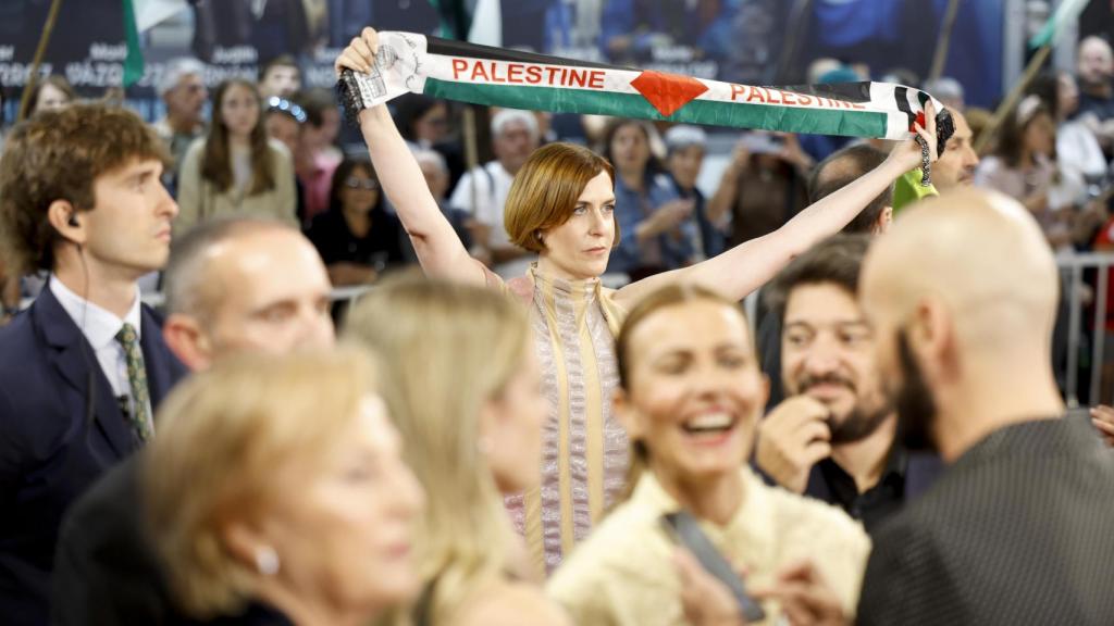 La actriz Aixa Villagrán posan con una bufanda a favor del pueblo palestino durante la gala de clausura del 73.º Festival Internacional de Cine de San Sebastián