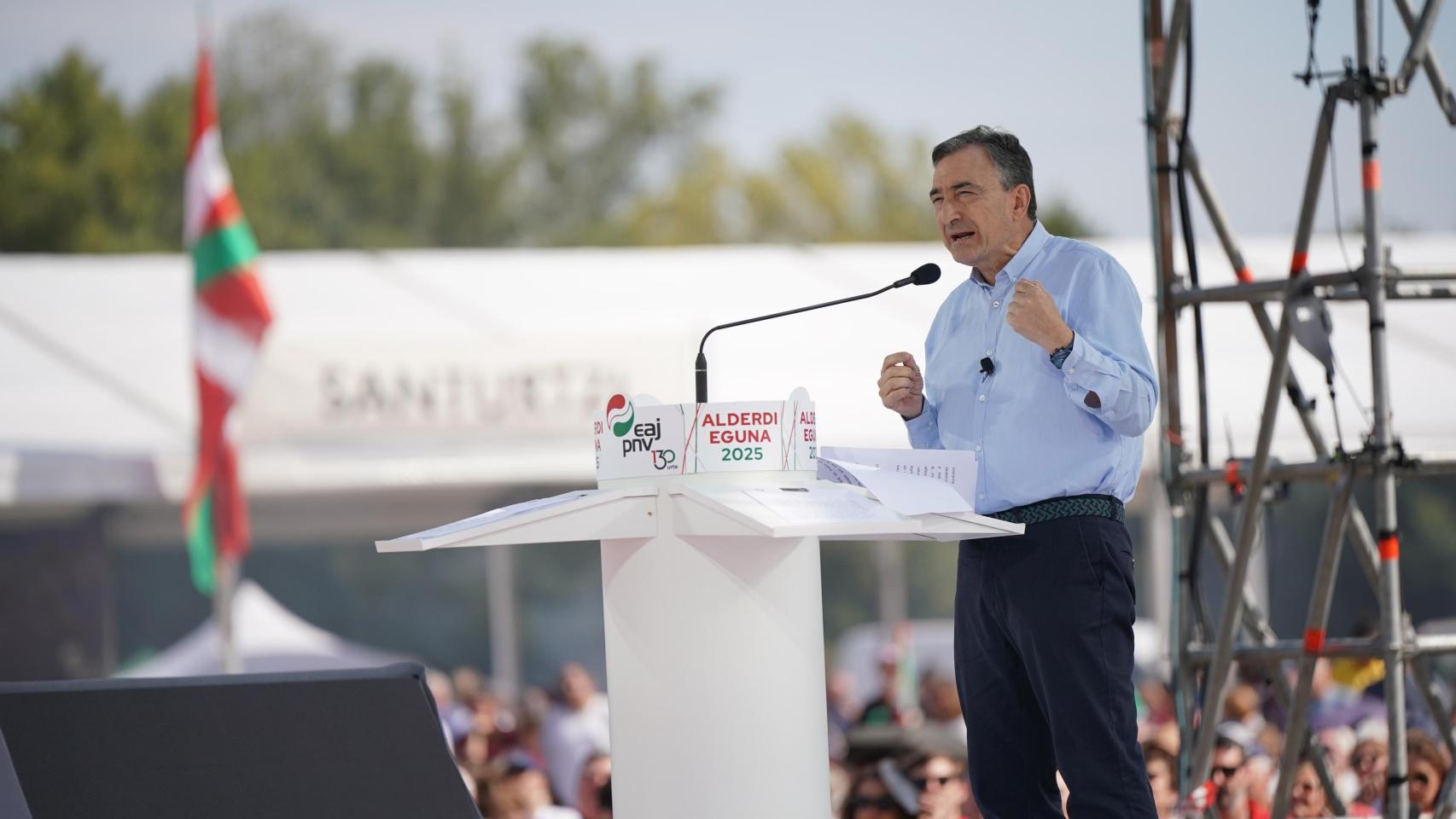 El presidente del PNV, Aitor Esteban, interviene durante la celebración del Alderdi Eguna, a 28 de septiembre de 2025
