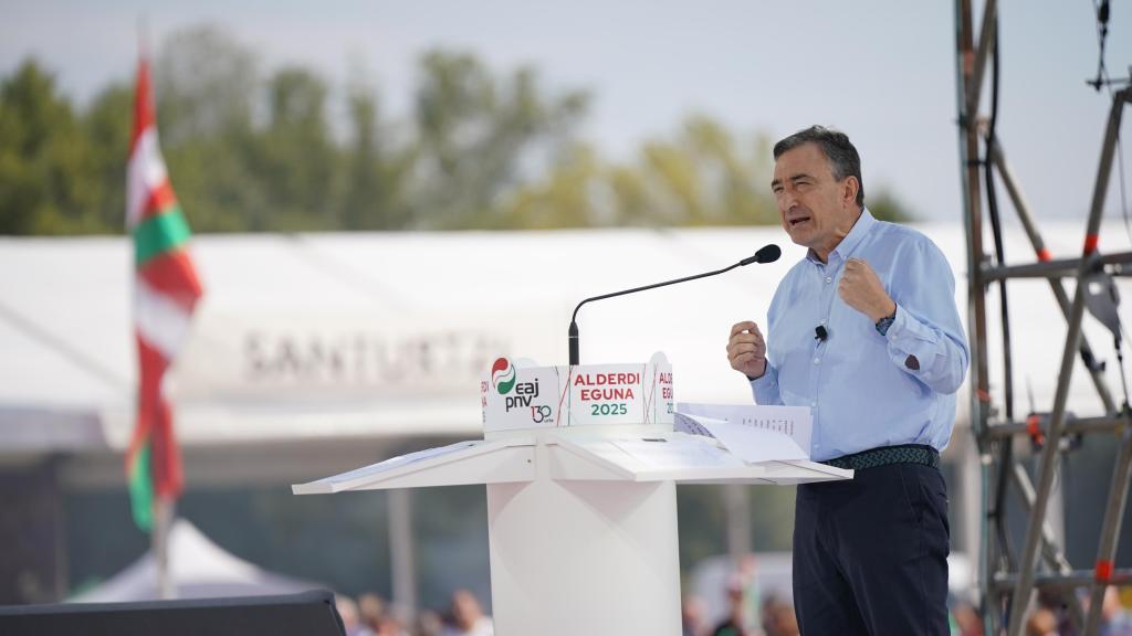 El presidente del PNV, Aitor Esteban, interviene durante la celebración del Alderdi Eguna, a 28 de septiembre de 2025