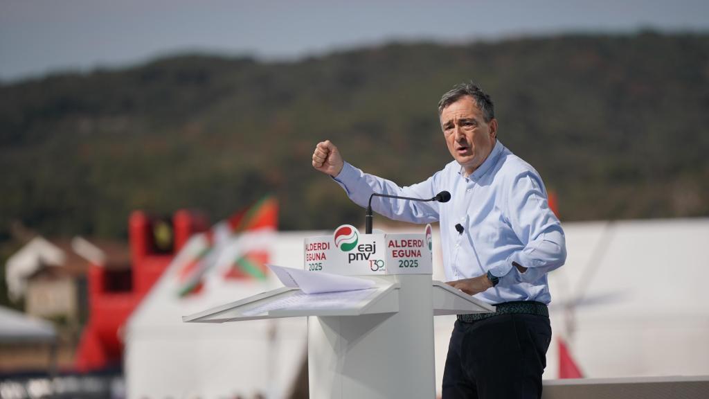El presidente del PNV, Aitor Esteban, interviene durante la celebración del Alderdi Eguna, a 28 de septiembre de 2025