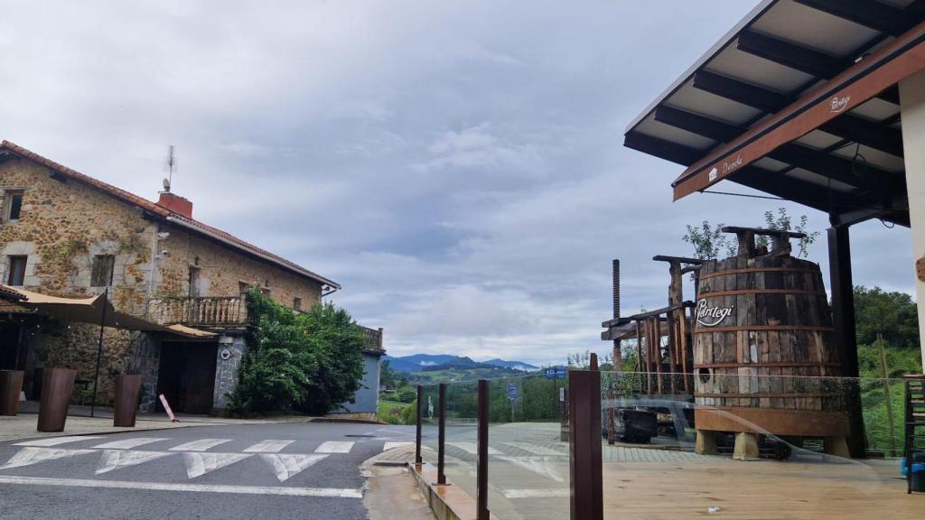 En el exterior de la sidrería se conserva una prensa que se encontraba en el interior de la vivienda, del siglo XVI. En el interior de la bodega —que ofrece dos recorridos, ambos con cata— alguna de las kupelas superan los cien años