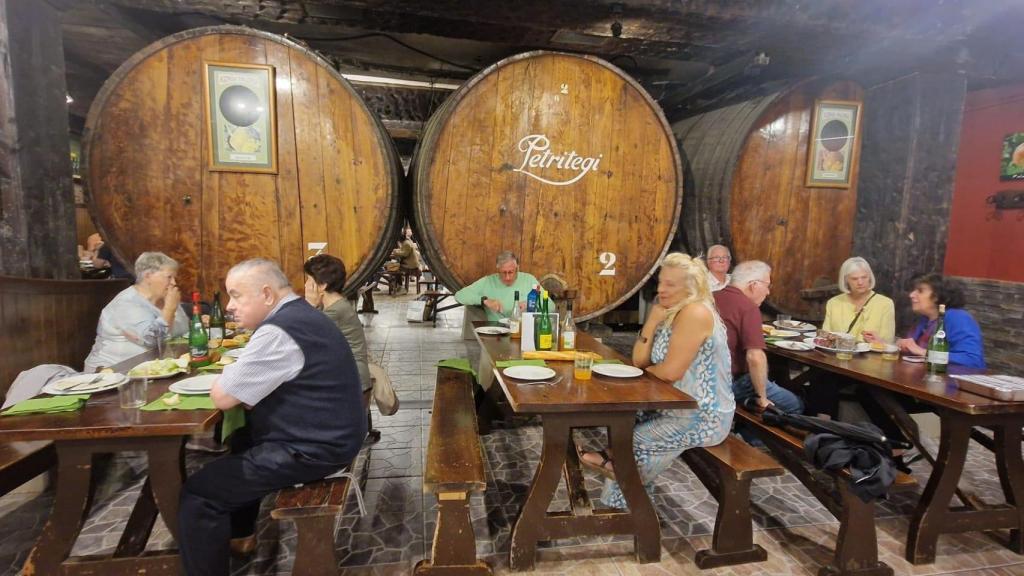 El menú de sidrería sigue siendo el más demandado. En él no falta la tortilla de bacalao, la chuleta y, de postre, nueces, queso y membrillo