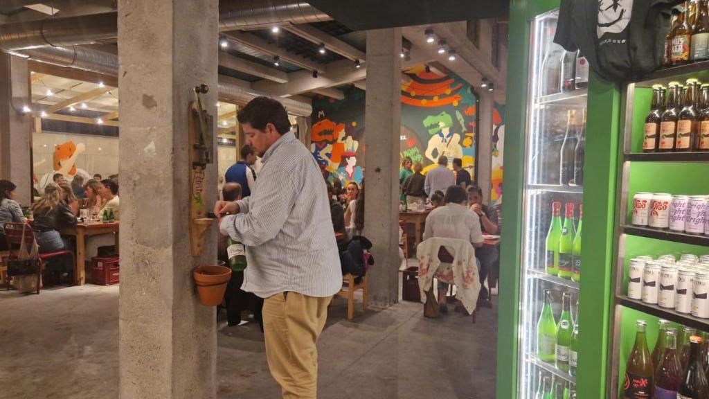 Escoger y descorchar la botella de sidra. No esperes en el interior el mismo silencio que si estuvieras en una iglesia