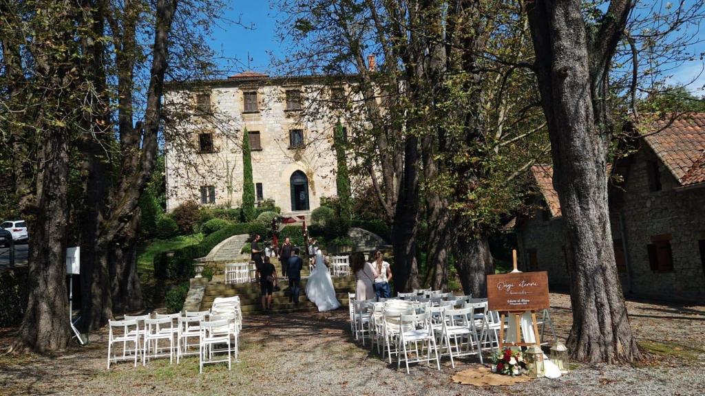 La finca tiene acceso privado a la iglesia  de Santa María, aunque también se celebran bodas civiles en la zona de los jardines