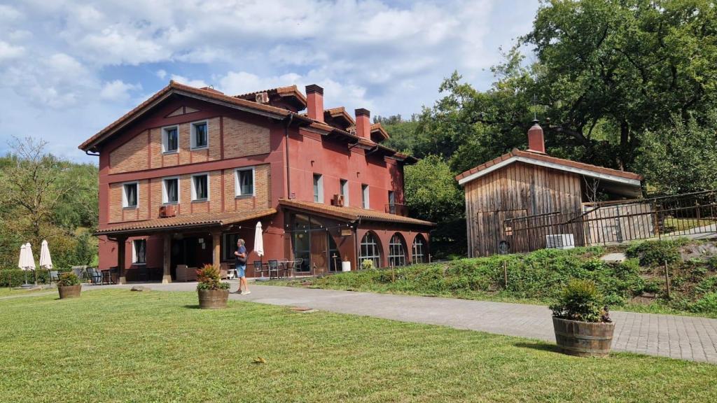 Igualmente placentero resulta el jardín con buen tiempo, como lo es, cuando bajan las temperaturas, el  abrigo de la chimenea en el interior
