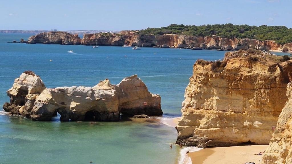 En Barlovento y Sotavento, de punta apunta, las playas y pueblos del Algarve son asombrosos