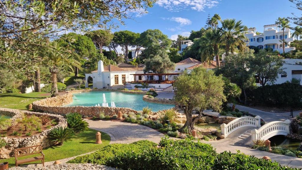 Adega ofrece comida portuguesa a la orilla de un lago artificial