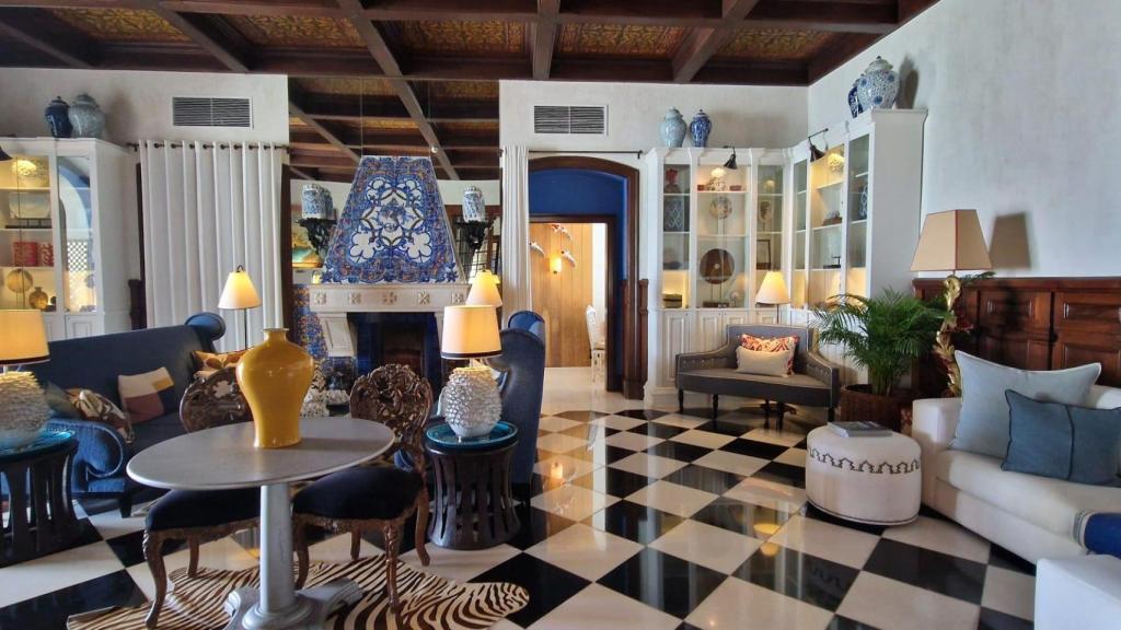 El edificio principal tiene once habitaciones