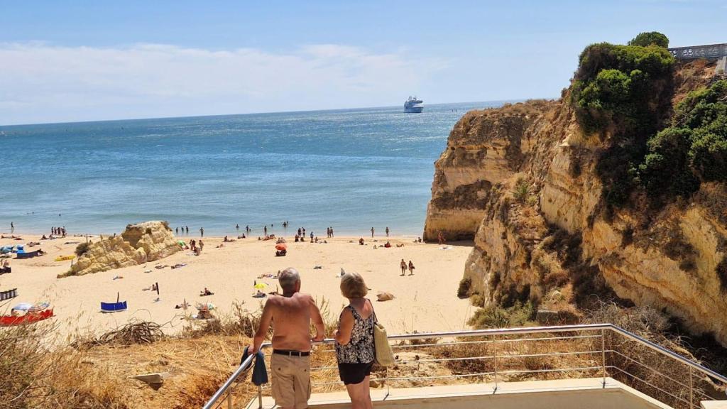 Desde el hotel se accede directamente a la playa en la que, si no se desea, se puede pasear sin llegar a pisar la arena ya que , de extremo a extremo, esta recorrida por una ancha pasarela de madera. Los cuadros que cuelgan en el hotel muestran los cambios que han sufrido las playas a las que se ha añadido arena para beneficio de los turistas y seguridad de las viviendas cercanas