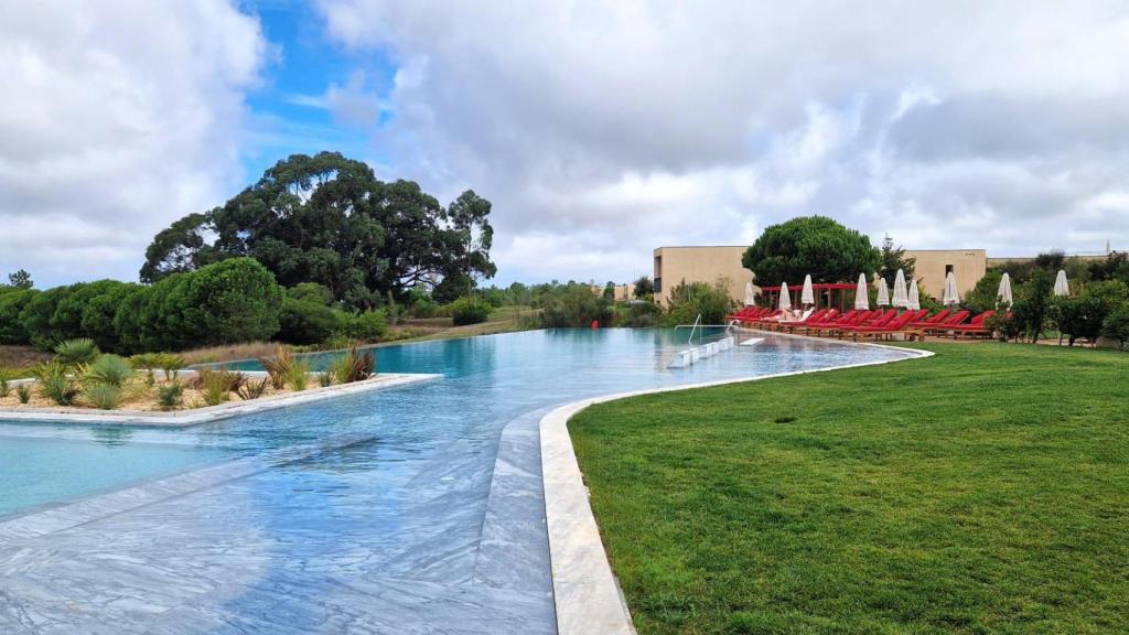 Siguiendo una tradición cuyo origen se desconocen, en la piscina se distribuyen gratuitamente bollos de Brasil
