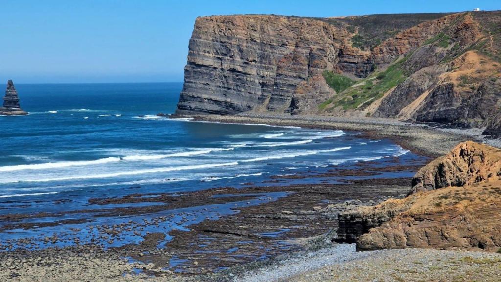 Praia do canal es de las pocas playas de piedra