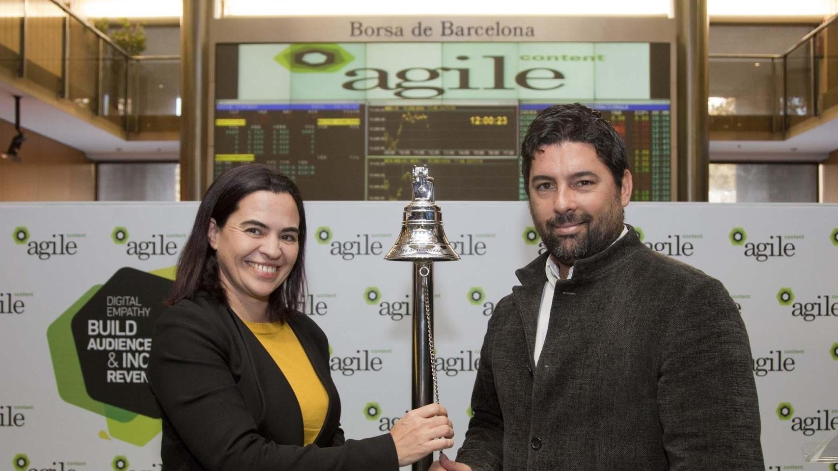 Toque de campana en la salida a Bolsa de Agile en 2017 con Mónica Rayo y Hernán Scapusio