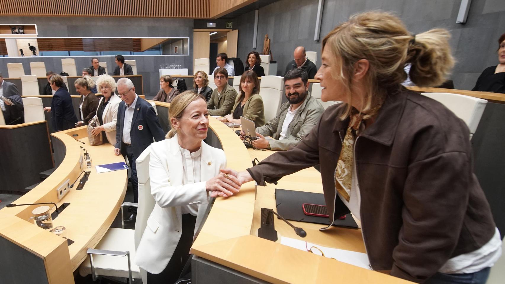 Eider Mendoza, en juntas generales saludando a la portavoz del PNV, Euge Arrizabalaga / Rubén Plaza