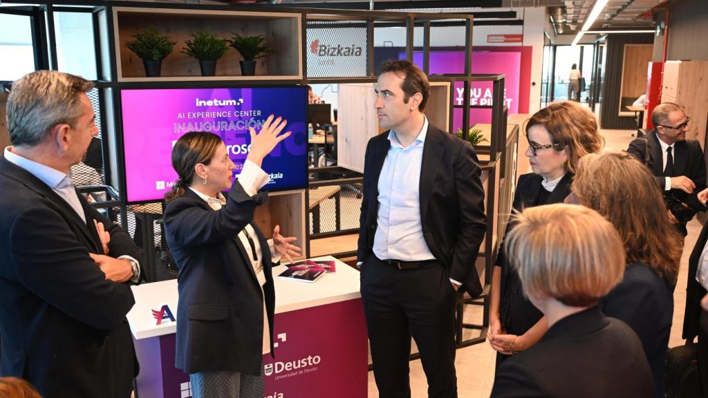 El ministro de Economía, Comercio y Empresa, Carlos Cuerpo (c), visita la incubadora de empresas del B Accelerator Tower.