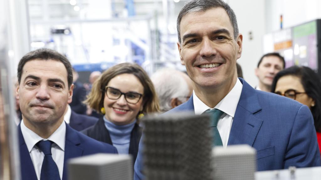 Pradales, junto a Pedro Sánchez en una visita a ITP Aero / EFE