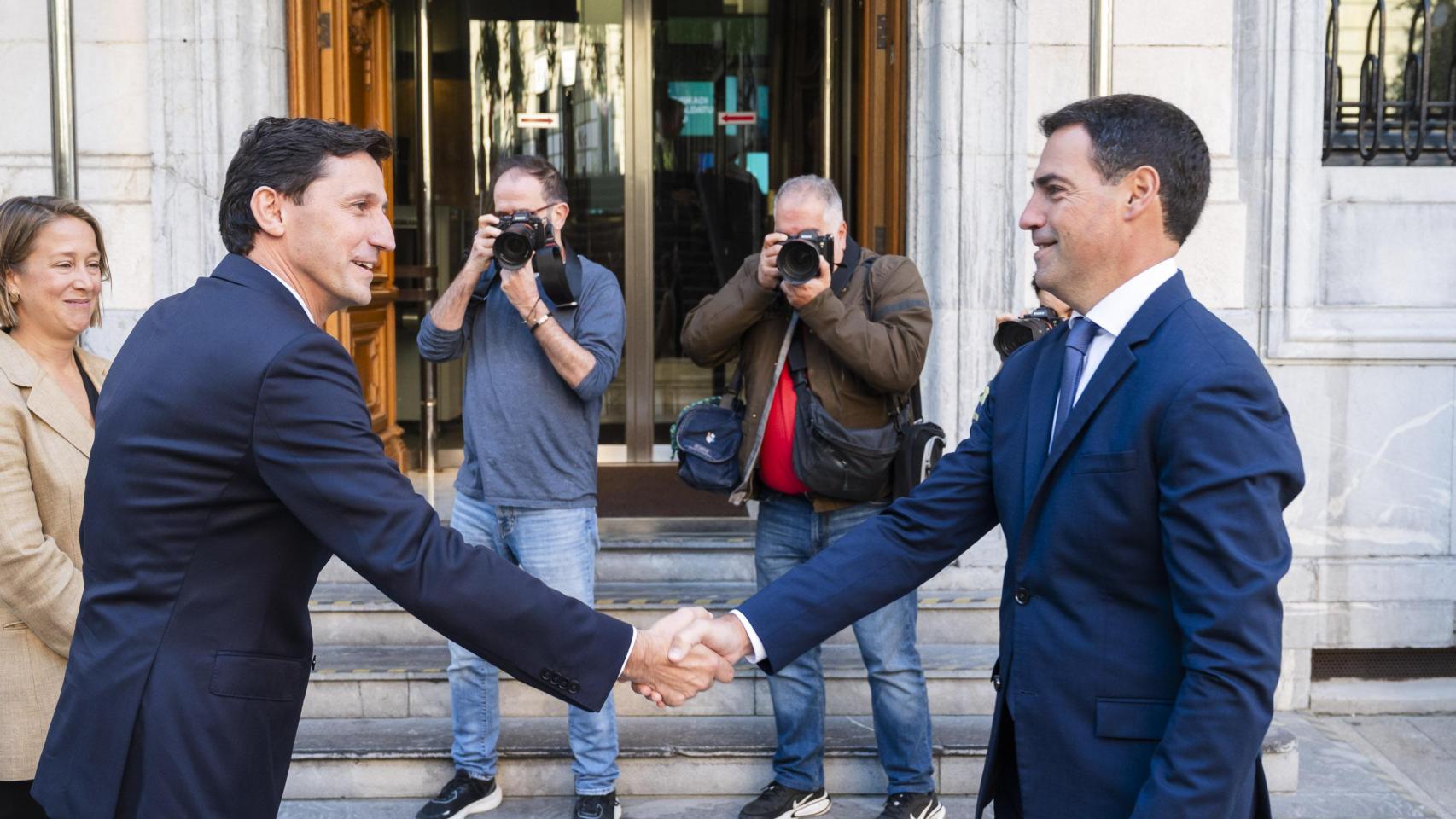 Imanol Pradales y Noël d'Anjou se saludan antes de la presentación de la estrategia financiera Euskadi Eraldatuz 2030