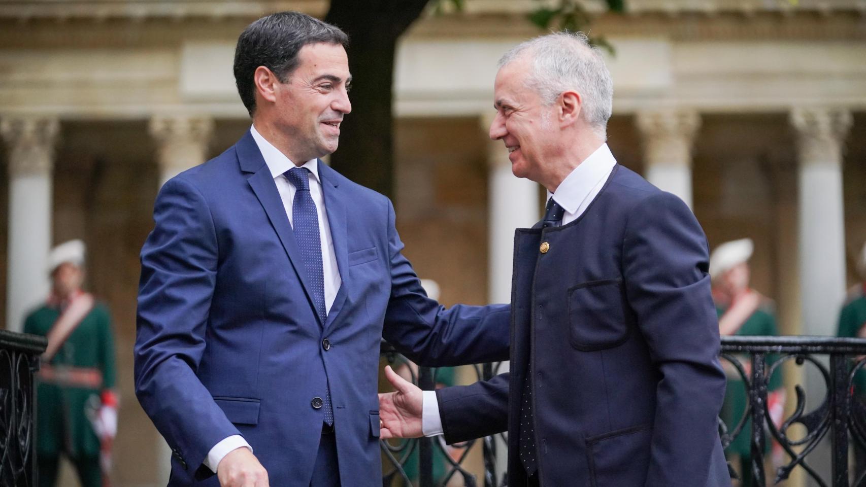 Imanol Pradales saluda a Iñigo Urkullu en la toma de posesión del cargo de lehendakari en las Juntas de Gernika / Iñaki Berasaluce Europa Press