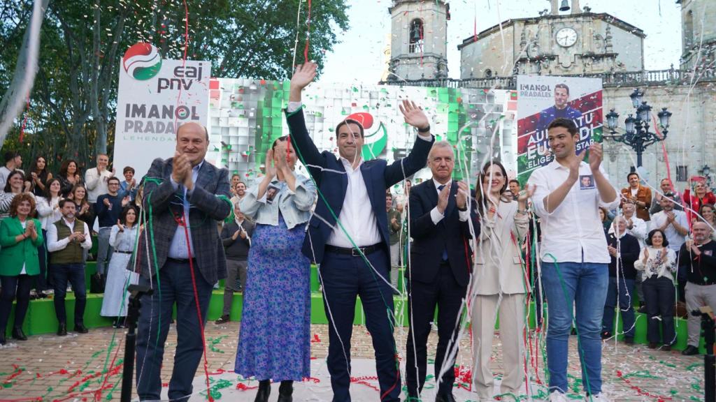Pradales en el acto de cierre de campaña del PNV para las últimas autonómicas con Urkullu a su espalda / Europa Press