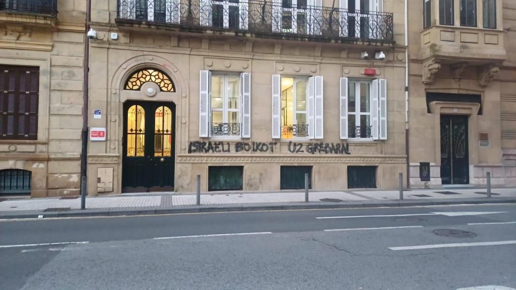 Pintadas contra Israel en la sede del PSE-EE de San Sebastián